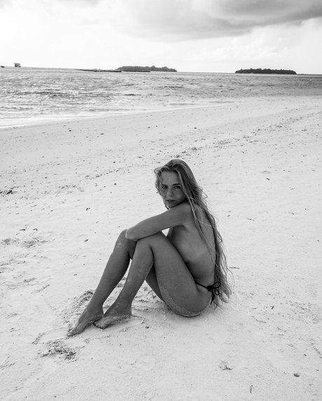 Lies Zhara_ nude star pictures