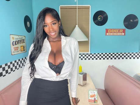 Ellie The Empress naked model gallery