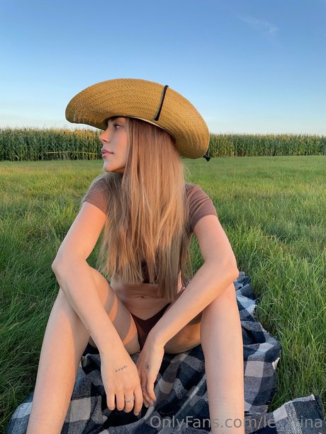 milf handjob onlyfans top image