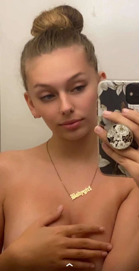 Lydia Renae model naked photo