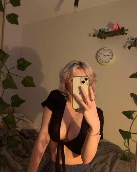 M Ae 3 naked actress image