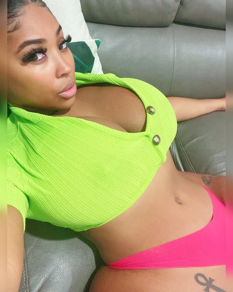 Shadee Monique star sexy pictures