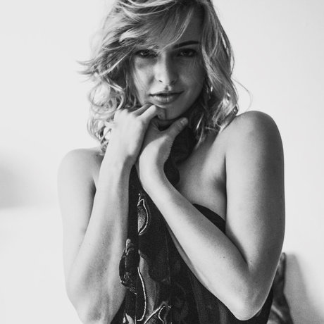 Karina Pennett beautiful actress picture