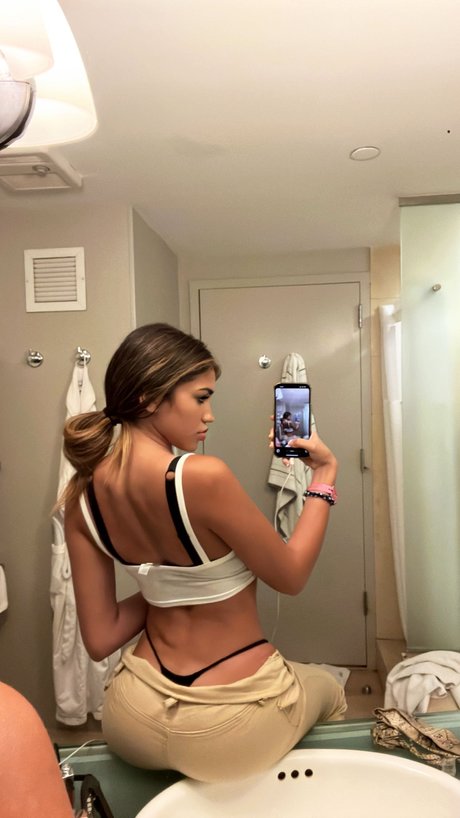 Adeline Bri perfect model pics