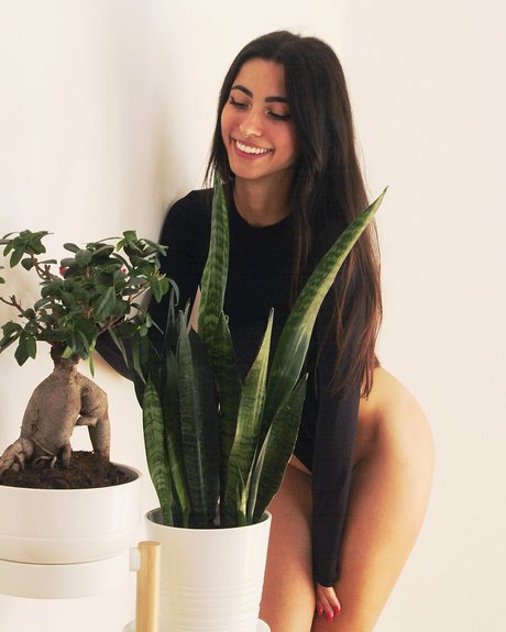 Lucrelisa_ model adult image