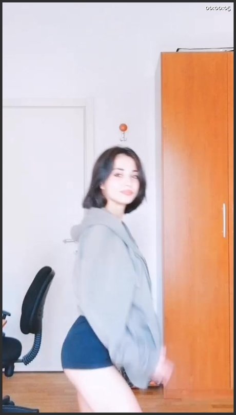 Lucrelisa_ model hot photo