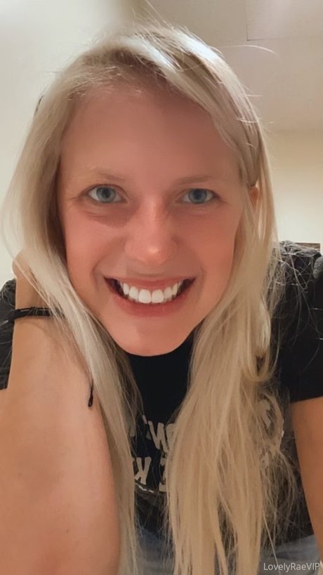 Lovely Rae nude star image