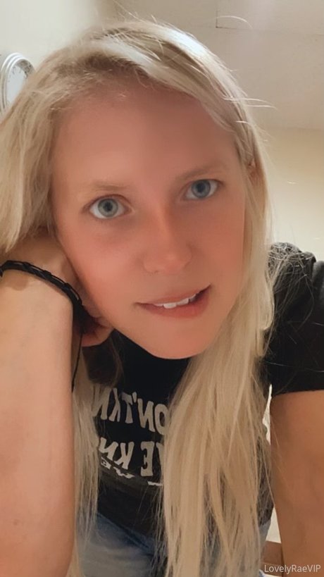 Lovely Rae adult model image