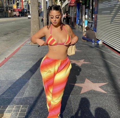 Submissive Skylar model nude img