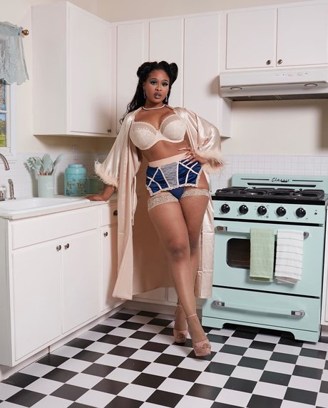 XtraXtraLeX_ erotic model image