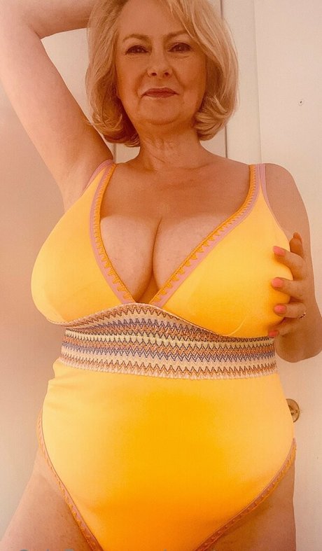 CourtesanAnna hot actress photos