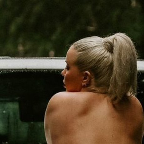 Cakes n Freedom model top image