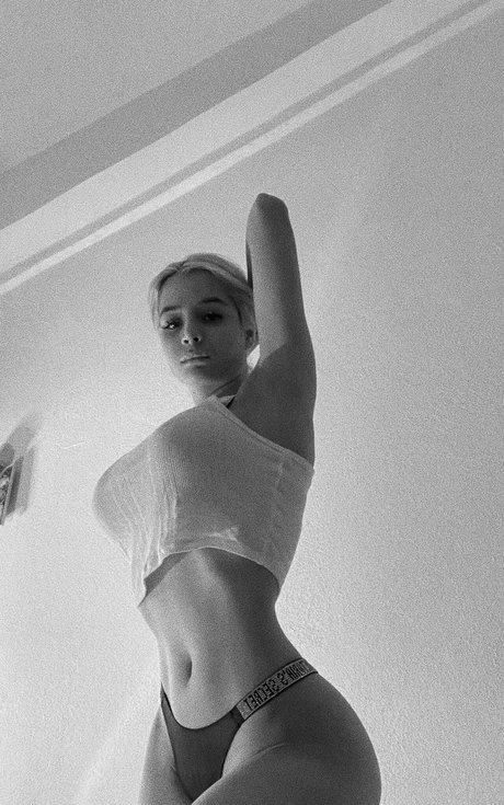 Karlardz nude actress pics