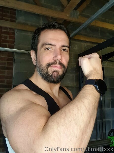 Ukmattxxx beautiful model image