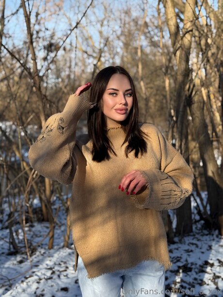 Mary Plays top model image