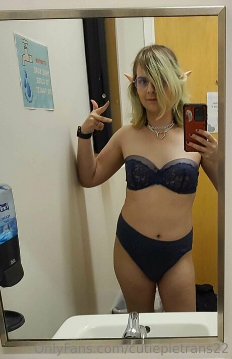 Cutiepietrans22 model hot photos