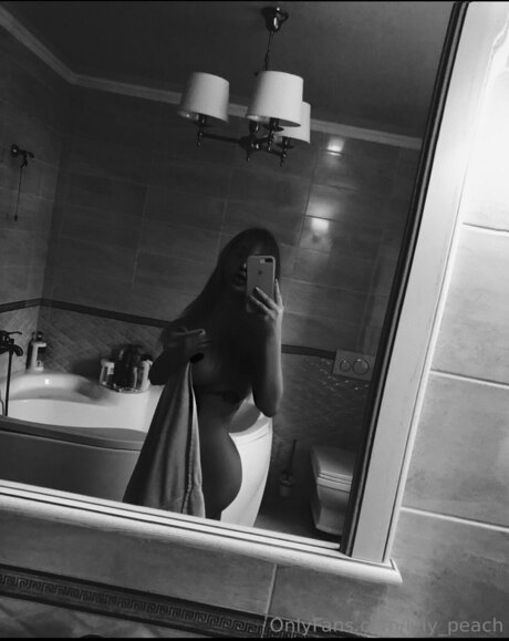 Lyly Peach free pornstar photos