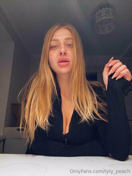 Lyly Peach naked model archive