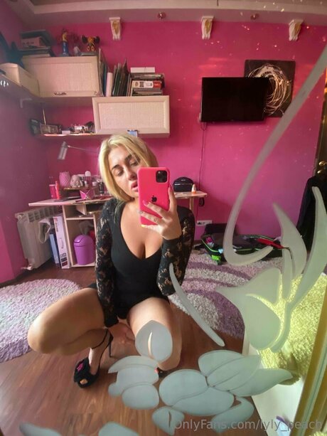 Lyly Peach perfect model img