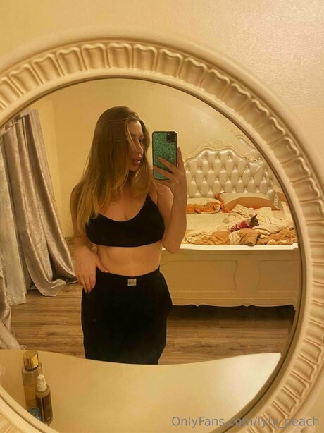 Lyly Peach naked actress images