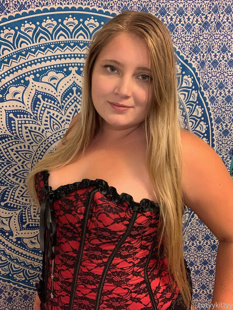 Curvykittyy hot pornstar gallery