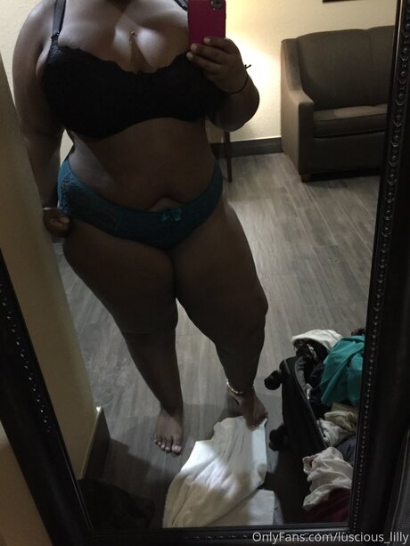 Luscious Lilly model art pictures