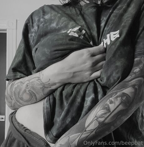 Beepbat model nude picture