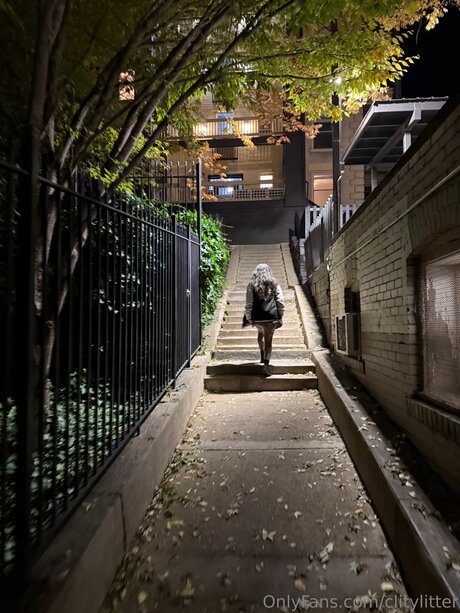 Clitylitter erotic model img