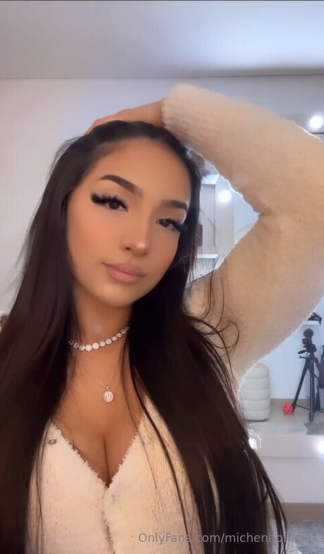 Michenao model top photo