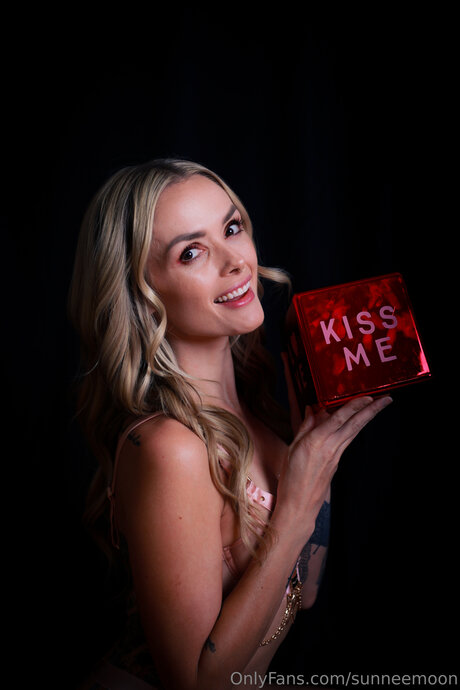Sunneemoon model sexy image