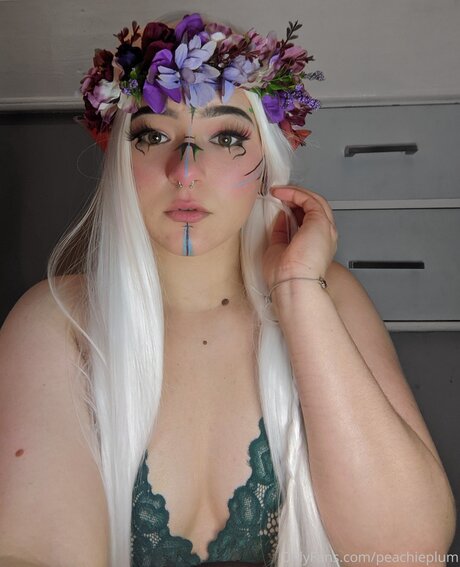 Peachieplum model naked pic