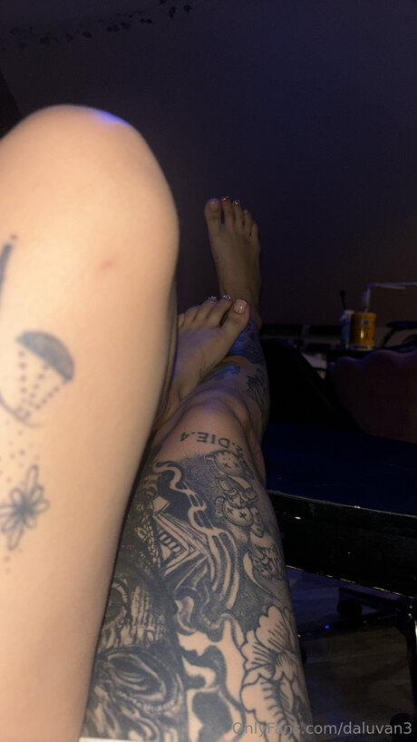 Daluvan3 star adult photo