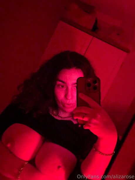 Alizarose model hot image