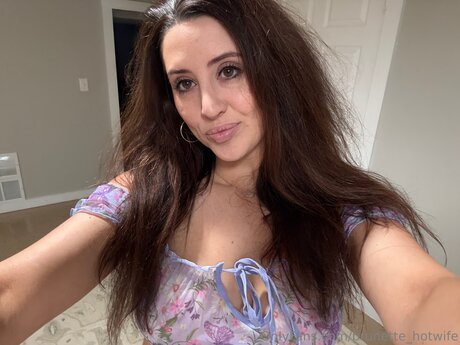 Brunette Hotwife free model picture