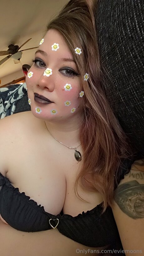 Eviemoons nudes model images