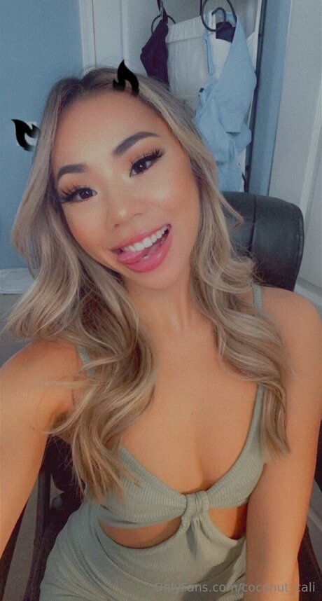 Caliiroll pornstar nude pic