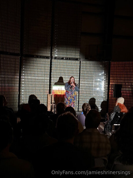 Jamieshrinersings model naked image