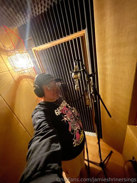 Jamieshrinersings nudes model img