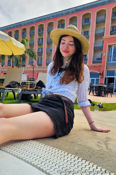 Sashadesade model naked img