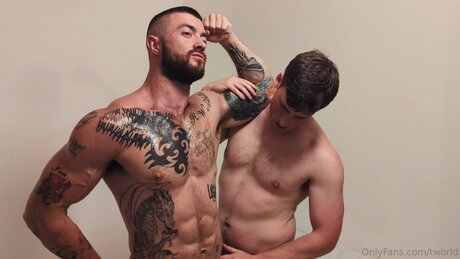 Tworld model naked photo