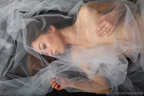 Alleyesonlea nude pornstar photo