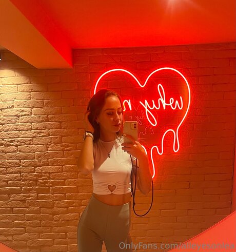 Alleyesonlea pornstar sexy image