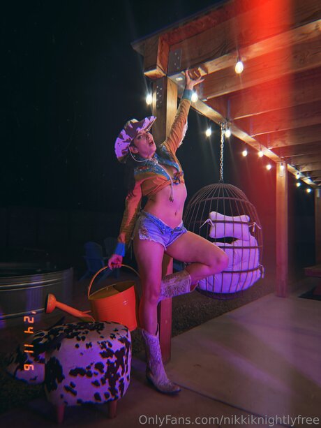 Nikkiknightlyfree model nude image