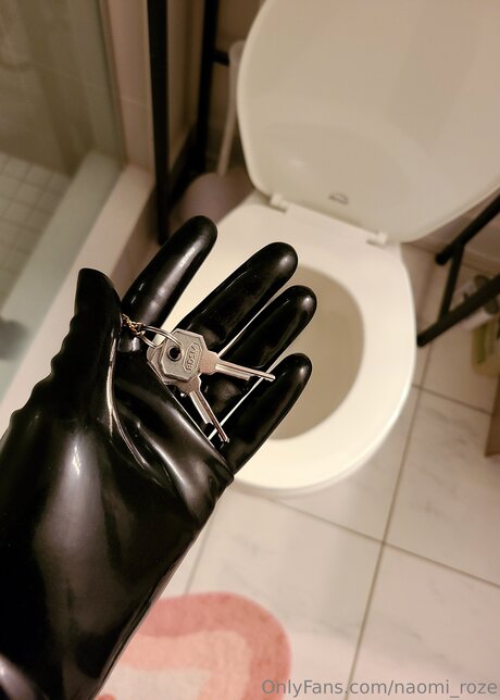 Naomi Roze porn actress images