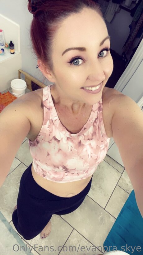 Evanora Skye porn star gallery