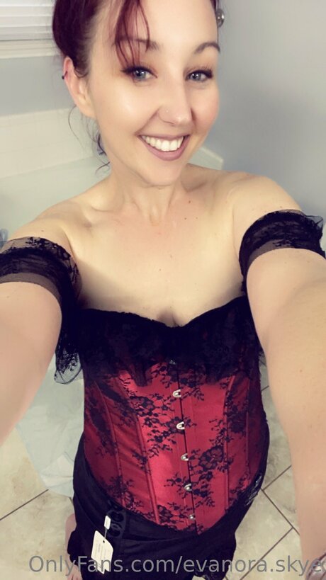 Evanora Skye pornstar pic