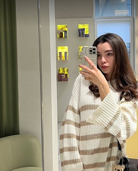 petite slut onlyfans exclusive pics