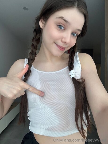 Lileeevvvaaa art star pic