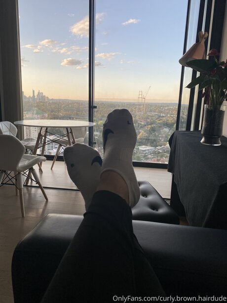 Curly Brown Hairdude hd actress pic