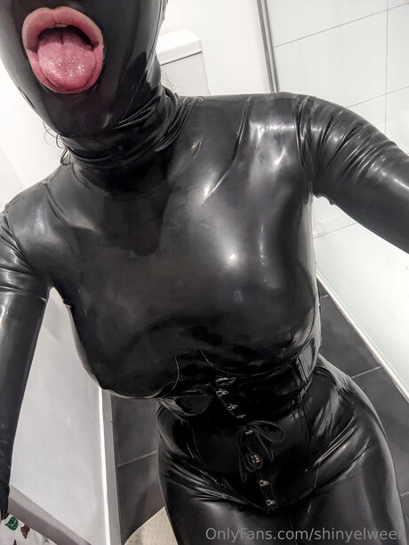 Shinyelween erotic model gallery